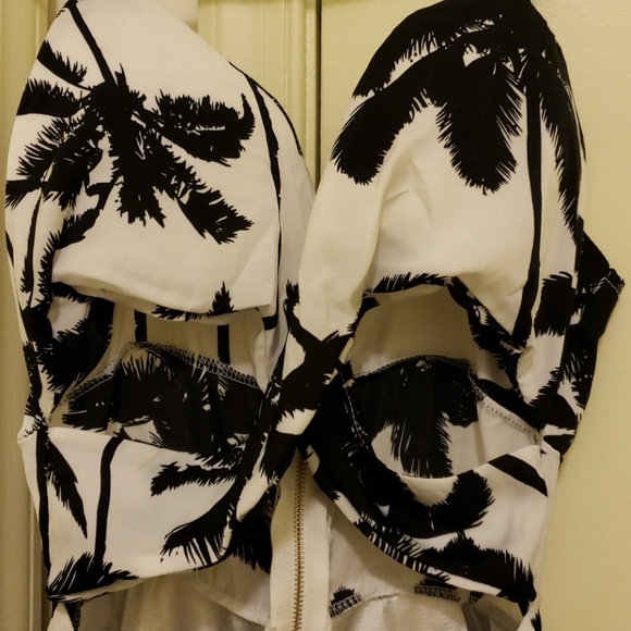 One piece short romper - Picture 3 of 4